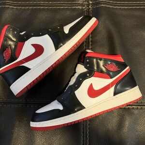 Jordan 1 Mid "Black/Red/White" Sneaker